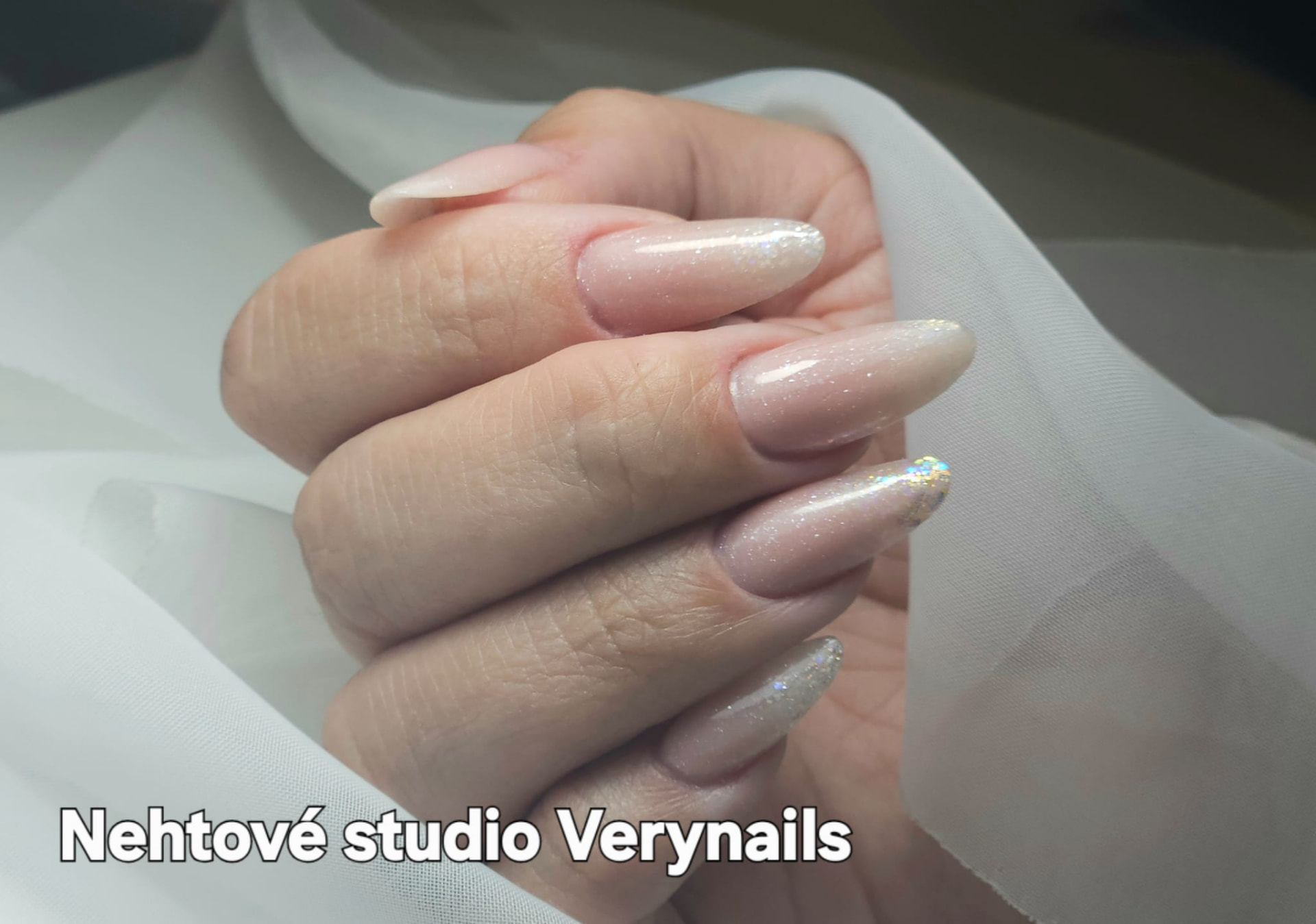 Jemná nude mandlová modeláž s decentním třpytem