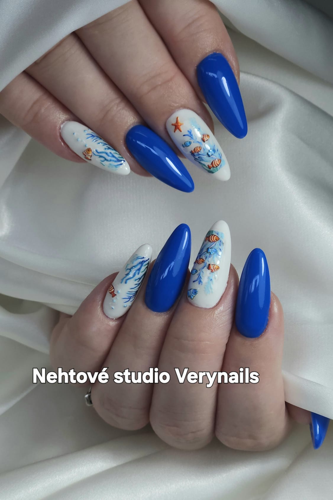 Královsky modrá mandlová modeláž s ručně malovaným mořským designem